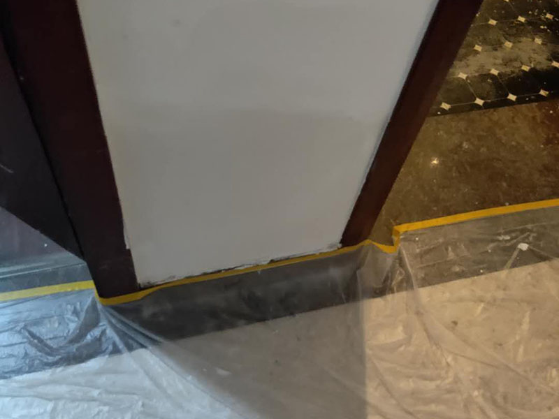 墻面局部維修翻新：墻面局部位置需要維修，墻面局部需要維修這個(gè)情況一般來(lái)說(shuō)是比較常見(jiàn)的問(wèn)題。可能由于以前裝修時(shí)施工工藝的原因，墻面局部出現(xiàn)開(kāi)裂、脫落現(xiàn)象，或者墻面被家中小朋友亂寫亂畫，或不小心被硬物刮傷等等。這幾種問(wèn)題都是比較常見(jiàn)的墻面局部問(wèn)題，其中開(kāi)裂以及刮傷這種有明顯傷痕的問(wèn)題建議都是能夠盡快進(jìn)行維修，以免傷害到周圍其他完好墻面。 維修期間需要重新刮膩?zhàn)舆M(jìn)行修補(bǔ)找平，那么在施工時(shí)就需要等到每一層膩?zhàn)油耆赏覆拍苓M(jìn)行下一步的施工。乳膠漆在涂刷底漆與面漆時(shí)同樣需要一個(gè)自然干透的時(shí)間，這些是比較影響我們墻面乳膠漆維修時(shí)間的主要因素。