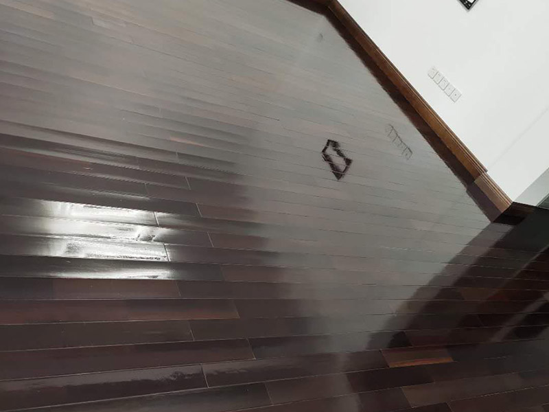 地板保養(yǎng)打蠟：首先不是所有的地板都是有需要打蠟保養(yǎng)的，強化地板就是不需要打蠟的。它是分為了耐磨層、基材層和底層三層結(jié)合成的。表層耐磨層為三氧化二鋁，具有較高的耐磨性和防護性，因此相對于實木等其他地板，強化地板的表層本身保護比較嚴實，不需要“多此一舉”。 很多人認為打蠟時，越多蠟越好，其實這個是很大的誤區(qū)。如果是用蠟過多，反而因為縫隙填滿太多而影響美觀，還有可能會造成也拋光不勻，直接影響了地板亮度。所以只要用適當?shù)挠靡恍┫灳蛪蛄?，而且地板打蠟也不是越頻繁越好，一般實木地板隔半年打一次即可。