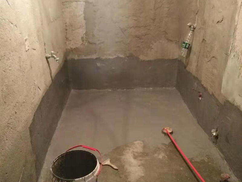 衛(wèi)生間刷防水：首先要進行地面處理，確保地面干凈，沒有任何雜物污染，基層表面堅實，無脫皮等現象，我們還要進行地面找平，保證地面平整，沒有較大的缺陷和補痕。一般來說，衛(wèi)生間的防水要做到180厘米，非淋浴墻面防水不能低于35厘米。小編建議防水統一做到180厘米。刷涂料不僅要注意高度，還有注意涂刷的厚度，國家規(guī)定防水涂料要涂到1.5毫米厚。防水涂料是要刷兩遍，第二遍涂料是要等第一遍涂料干透之后才能開始刷。
