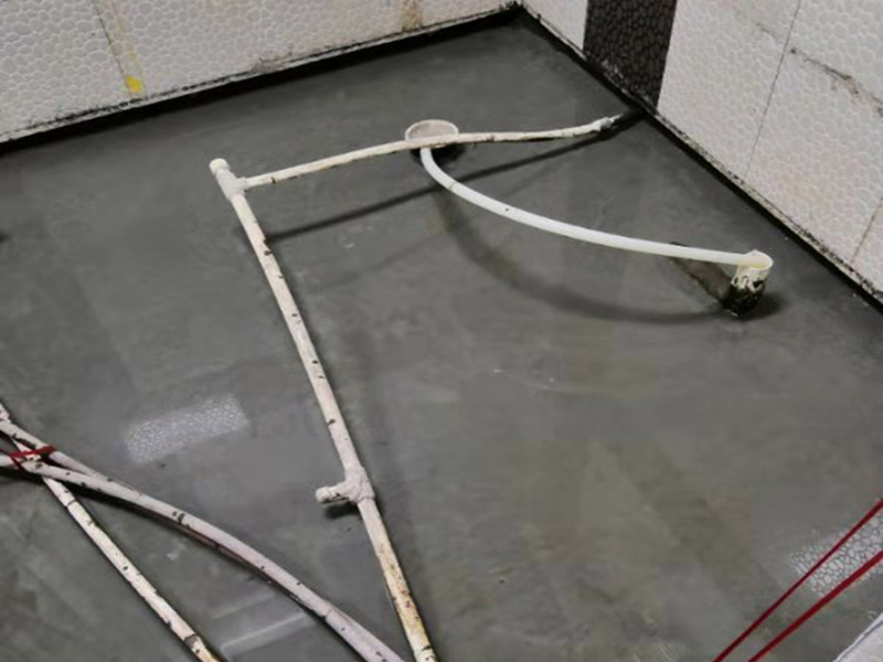衛(wèi)生間閉水試驗(yàn)：防水施工驗(yàn)收，需要進(jìn)行兩次閉水試驗(yàn)。但是沒有規(guī)定兩次閉水試驗(yàn)都是在什么時候做，所以不同地區(qū)、不同裝修公司，做兩次試驗(yàn)的時間也不同。常見兩種做法： 1.第一次防水試驗(yàn)在防水層施工完成，保護(hù)層施工之前進(jìn)行，這種做法可以及早找出防水層施工的錯誤，并及時進(jìn)行改正。 第二次防水試驗(yàn)在保護(hù)層施工完成后進(jìn)行，這一次試驗(yàn)也是業(yè)主、物業(yè)對防水工程的驗(yàn)收。 2.第一次防水試驗(yàn)在防水完全施工后（保護(hù)層也施工完成），驗(yàn)收也是在此時進(jìn)行。 第二次防水試驗(yàn)在地面、潔具施工完成后（入住前）。這樣做的好處，是可以檢查在地面施工時，是否對防水層造成了破壞。 無論使用哪種做法，在發(fā)現(xiàn)防水施工錯誤之后，應(yīng)立刻進(jìn)行維修。且維修后應(yīng)該重新做兩次閉水試驗(yàn)。