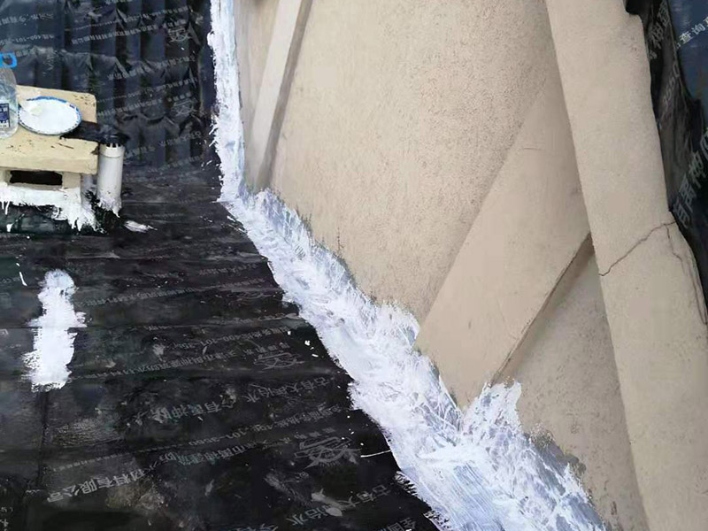 屋頂瓦房鋪防水卷材：1.可以在房子上面鋪上防雨布。2.最好是在瓦下面刷上防雨的材料，之后再鋪瓦。3.可以做防水吊頂。4.傳統(tǒng)的防水補(bǔ)漏。
