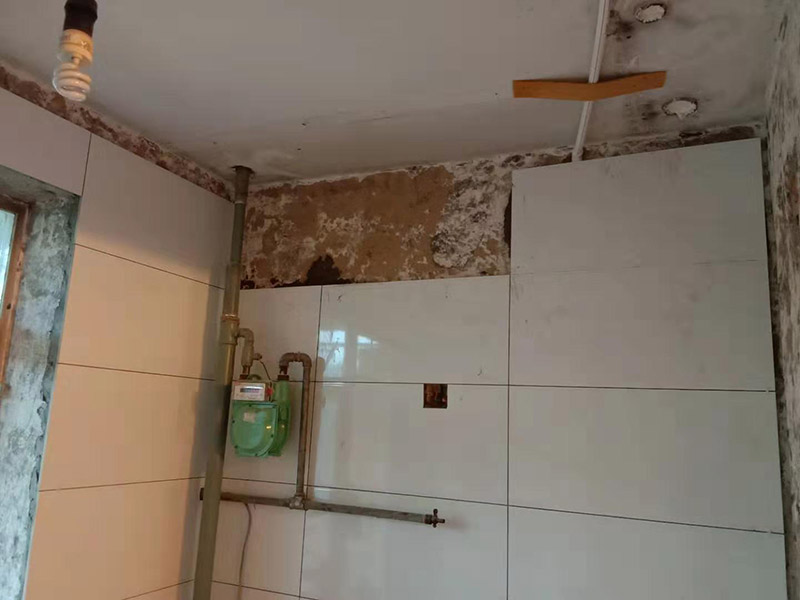 廚房墻面貼瓷磚：貼瓷片要bai根據(jù)墻面要du求，把整磚鋪貼到顯眼的地方，把切過(guò)的磚往一邊鋪貼。如果有腰線的話可以鋪貼的高度最好是超過(guò)灶臺(tái)的高度為佳。鋪貼可以鋪貼完一面墻后在進(jìn)行下個(gè)墻面，記住接口位置的拼接。最好能做到90度角，2瓷片碰接45度接口。 1、用細(xì)線拉出墻角的角度，最好每個(gè)墻角都90度。2、調(diào)好水泥漿或水泥砂漿。3、從底下橫著粘貼一排，每個(gè)磚的平整度很重要，4、連接墻角度的瓷磚接口是用收邊條還是用45度碰角。5,、一般粘貼高度為2.4米。