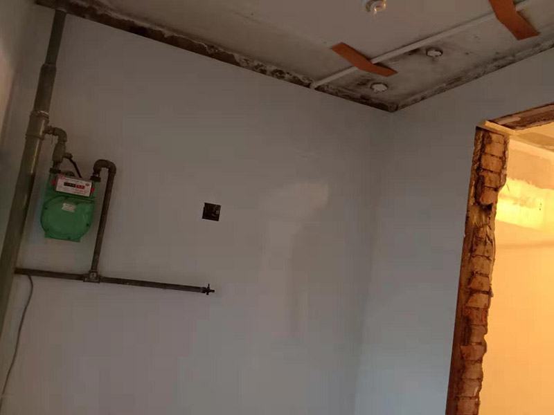 廚房墻面貼瓷磚：貼瓷片要bai根據(jù)墻面要du求，把整磚鋪貼到顯眼的地方，把切過(guò)的磚往一邊鋪貼。如果有腰線的話可以鋪貼的高度最好是超過(guò)灶臺(tái)的高度為佳。鋪貼可以鋪貼完一面墻后在進(jìn)行下個(gè)墻面，記住接口位置的拼接。最好能做到90度角，2瓷片碰接45度接口。 1、用細(xì)線拉出墻角的角度，最好每個(gè)墻角都90度。2、調(diào)好水泥漿或水泥砂漿。3、從底下橫著粘貼一排，每個(gè)磚的平整度很重要，4、連接墻角度的瓷磚接口是用收邊條還是用45度碰角。5,、一般粘貼高度為2.4米。