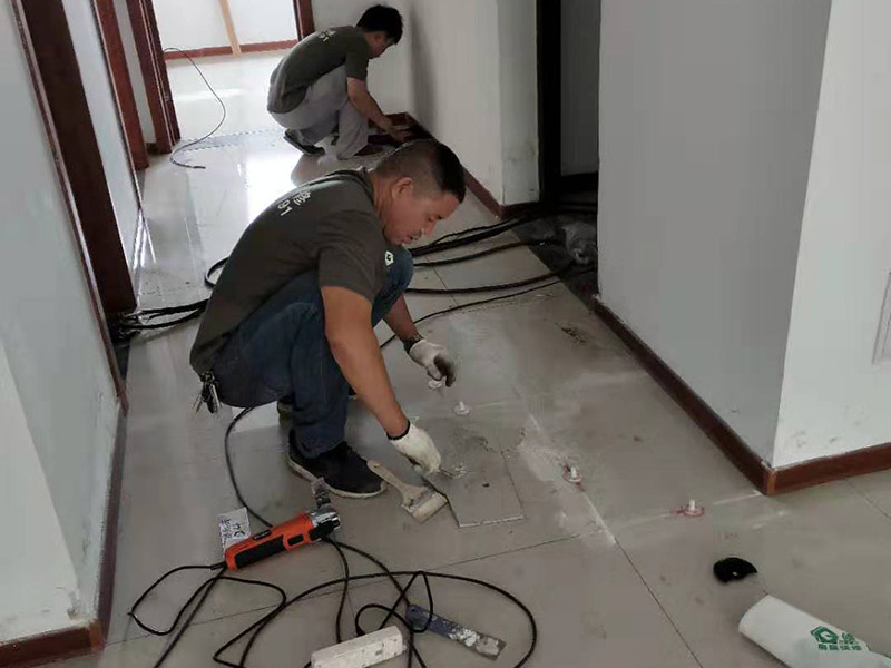 客廳走廊瓷磚空鼓維修：瓷磚的中間位置出現(xiàn)空鼓情況，這種情況就需要將這塊瓷磚撬下來重新鋪設(shè)了。具體要采取從瓷磚中間部分開砸，但是不能從中間直接砸，可以使用小型水鉆先開個孔，再使用工具慢慢的向四周蔓延的方式來撬開瓷磚，避免將周邊的額瓷磚損壞。