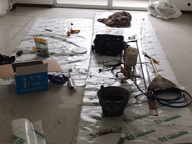 客廳走廊瓷磚空鼓維修：瓷磚的中間位置出現(xiàn)空鼓情況，這種情況就需要將這塊瓷磚撬下來重新鋪設(shè)了。具體要采取從瓷磚中間部分開砸，但是不能從中間直接砸，可以使用小型水鉆先開個孔，再使用工具慢慢的向四周蔓延的方式來撬開瓷磚，避免將周邊的額瓷磚損壞。