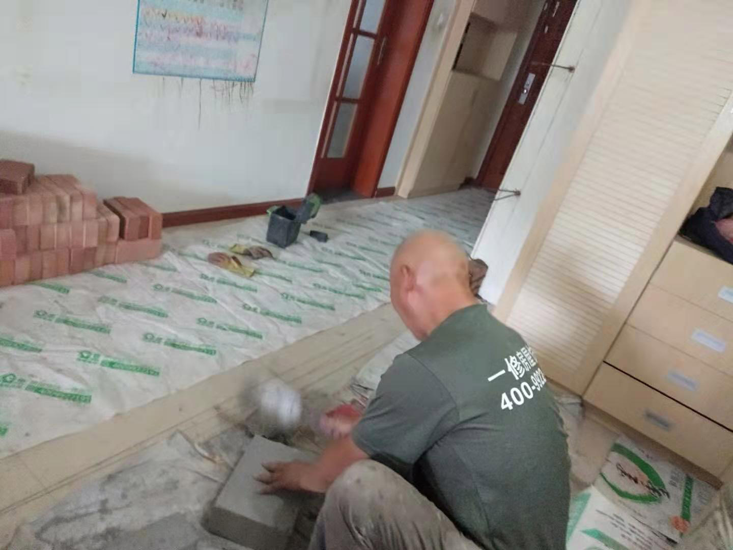 放線砌磚服務：砌墻宜采用一鏟灰、一塊磚、一擠揉的砌磚法。通常包括抄平、放線、擺磚樣、立皮數(shù)桿、掛準線、鋪灰、砌磚等工序。如果是清水墻體，還要進行勾縫。未成形的墻體上方，會吊著數(shù)根細線。這是用來保證墻面主縫垂直，不游丁走縫，當砌完一步架高時，宜每隔2m水平間距，在丁磚立楞位置彈兩道垂直立線，可以分段控制游丁走縫。