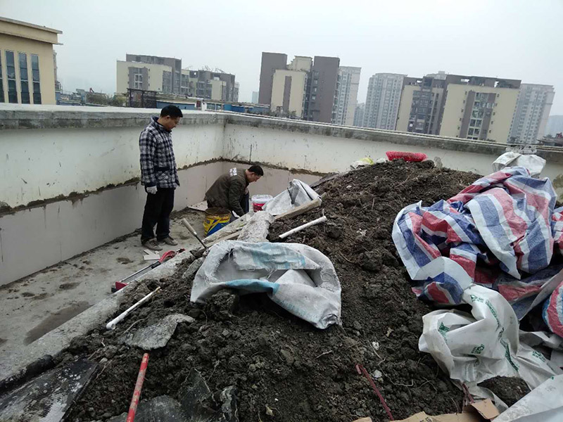 露臺(tái)花臺(tái)防水施工：是建議在干燥的地方施工，基面越干燥，產(chǎn)品才能滲透越深，如果基面里面都是水分，密度大，材料無法很好的滲透進(jìn)去。關(guān)于防水堵漏的原理，水的漏水源頭沒有堵住，水只會(huì)一直往墻體滲透，長期存在墻體內(nèi)部，當(dāng)水份達(dá)到一定程度會(huì)從墻體其他地方滲漏出來。并無法解決根本的問題，只有在屋頂或者外墻外面噴防水劑，讓水無法滲透進(jìn)墻體直接流走才能徹底解決問題。