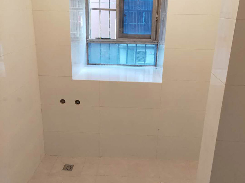 衛(wèi)生間裝修翻新：1、水電改造；這是很重要第一步基石，單靠自己的微薄力量是不行的，需要和師傅一起構(gòu)思出一份詳細(xì)的水電走向圖，師傅會(huì)參考您的意見(jiàn)，滿足使用的需求，對(duì)以后的維修和保養(yǎng)都有好處。2、防水措施；不要小看這一個(gè)步驟哦，作為大量用水的場(chǎng)所，一個(gè)良好的防水措施是非常有必要的，從地面開(kāi)始，然后上升到到墻面，涂刷時(shí)要仔細(xì)，確保厚度均勻且達(dá)標(biāo)，和管道的交界處也別忘記涂抹。3、瓷磚鋪貼；貼磚能起到很多作用，最顯眼的就是讓空間更加美觀、精致，其次，它還能對(duì)墻面和地面起到很好的防水效果。