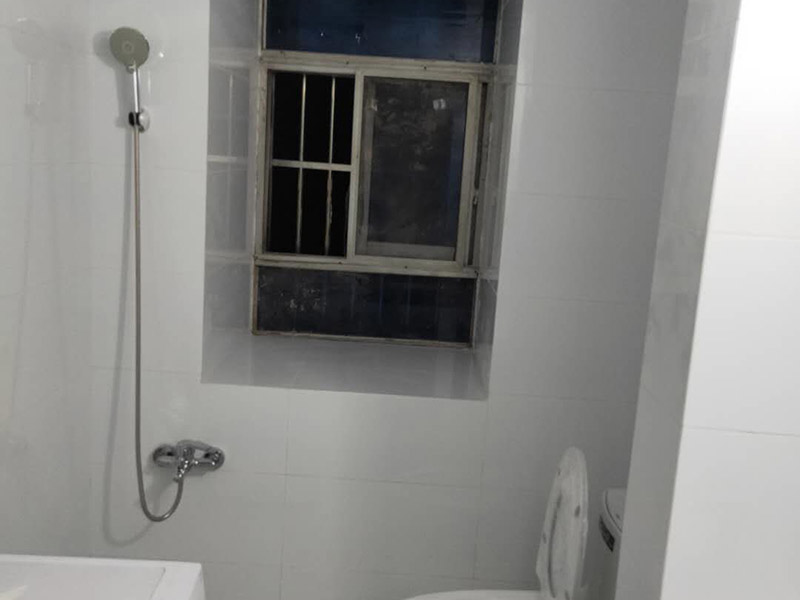 衛(wèi)生間裝修翻新：1、水電改造；這是很重要第一步基石，單靠自己的微薄力量是不行的，需要和師傅一起構(gòu)思出一份詳細(xì)的水電走向圖，師傅會(huì)參考您的意見(jiàn)，滿足使用的需求，對(duì)以后的維修和保養(yǎng)都有好處。2、防水措施；不要小看這一個(gè)步驟哦，作為大量用水的場(chǎng)所，一個(gè)良好的防水措施是非常有必要的，從地面開(kāi)始，然后上升到到墻面，涂刷時(shí)要仔細(xì)，確保厚度均勻且達(dá)標(biāo)，和管道的交界處也別忘記涂抹。3、瓷磚鋪貼；貼磚能起到很多作用，最顯眼的就是讓空間更加美觀、精致，其次，它還能對(duì)墻面和地面起到很好的防水效果。