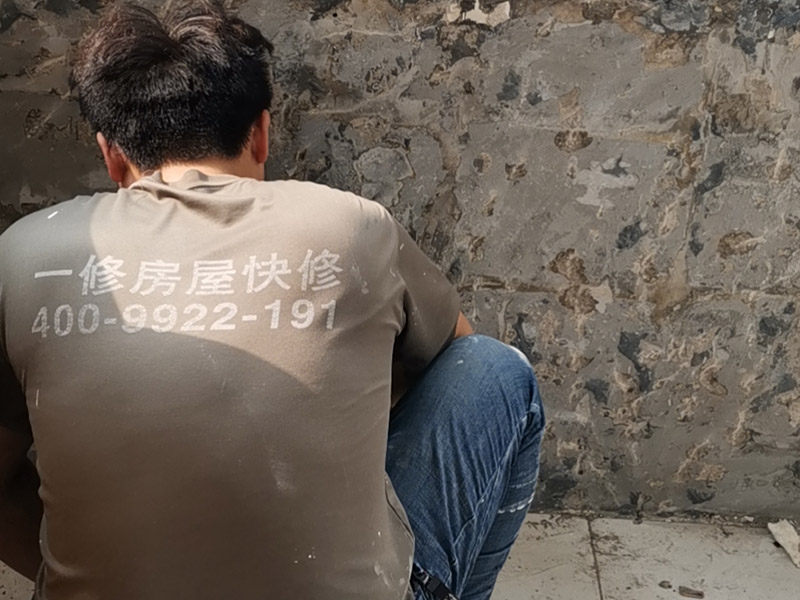 陽臺墻面基層鏟除：第一步：大檢查；鑒別方法是墻面灑水后，用鏟刀刮墻，很難鏟掉的應(yīng)該是水泥墻面;很容易鏟掉的就是大白粉加膠水的“大白膩子”，由于其易受潮粉化并含有甲醛的工程膠水，需要鏟除。 第二步：封固層處理；首先，清除空鼓，用水浸濕墻面白粉層，鏟掉墻皮。第二，墻面輥刷界面劑清理浮灰，提高附著力。最后，用找平修補砂漿修補空鼓、線槽、孔洞，嵌縫石膏進行溝縫處理。 第三步：厚找平層處理；平整度好的毛坯墻(毛坯房交房規(guī)范平整度在±3毫米)就不需要用找平修補砂漿進行厚找平了，直接用耐水膩子或功能型生態(tài)膩子進行精找平就可以。 第四步：精找平層處理；厚找平層處理完后，就可以批刮