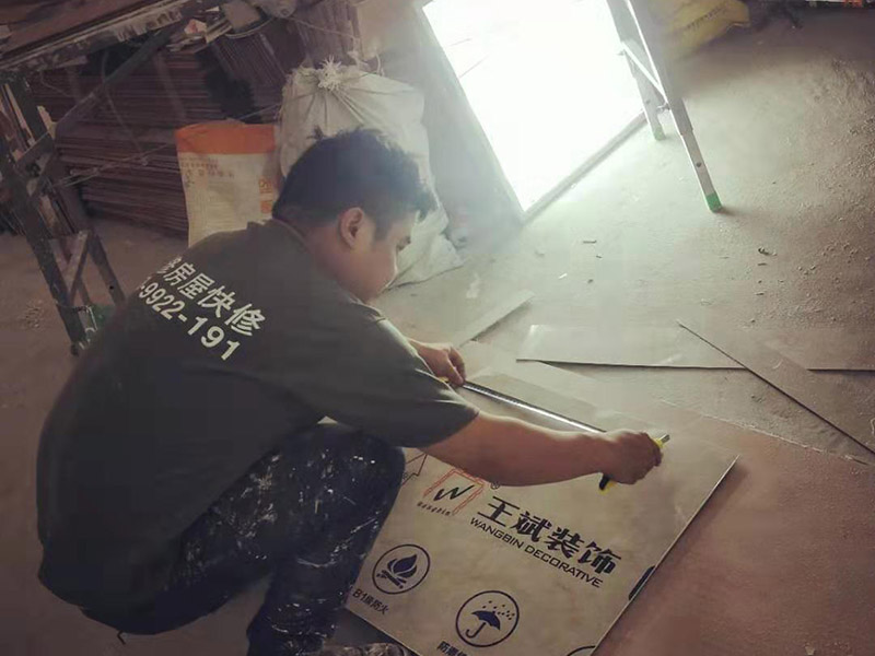 全屋裝修翻新：1、墻面翻新 老房裝修翻新不能隨便的去拆墻體，很多人覺得只有承重墻才不能隨便拆改，其實(shí)非承重墻也不可以隨便拆改，雖然是次要的承重，但是它也能起到支撐作用，所以要視情況而定，能不拆的盡量不要去拆。 2、地面翻新 很多業(yè)主覺得地板翻新，找個(gè)師傅把破壞的地板進(jìn)行打磨就可以，然后進(jìn)行打蠟保養(yǎng)就可以了。其實(shí)并不是這樣的，有些地板不能翻新，比如：強(qiáng)化復(fù)合地板，是不可以翻新，有破壞的地板，需要更換新的。 3、水電改造 水電改造是比較復(fù)雜的工程，很多業(yè)主覺得實(shí)用那么長(zhǎng)時(shí)間都沒有出問題，然后就覺得不需要改，這是錯(cuò)誤的想法，水電關(guān)系到我們的生命安全。在翻新前要先檢查，然后根據(jù)情況進(jìn)行改造，老房布局很多都是不合理的。使用時(shí)間久了容易老化，水電一定要進(jìn)行整改，因?yàn)樗请[蔽工程，避免日后帶來(lái)不必要的麻煩。 4、門窗改造 很多人為了節(jié)省一些費(fèi)用，然后就沒有更換門窗，后來(lái)你會(huì)發(fā)現(xiàn)并沒有省下錢。門窗隱患是沒有那么容易看出的，因此要找專業(yè)的師傅檢查，然后確定需不需要更換。