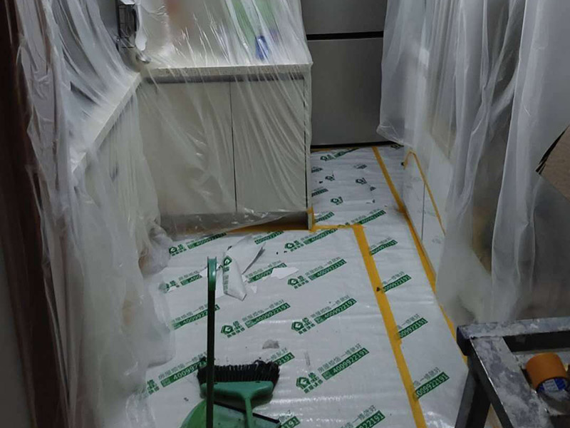 全屋翻新成品保護(hù)：成品保護(hù)的一般方法主要有：“蓋、遮、圍、堵、包、綁”。對于不同類型的物品，保護(hù)的方法是完全不同的。地面工程覆蓋保護(hù)，這類就是蓋。采取搭棚等措施對成品進(jìn)行遮護(hù)，就是遮。將有關(guān)排水、電氣等管道事先進(jìn)行封堵，防止雜物、泥土等堵塞孔道就是堵；對成品進(jìn)行有關(guān)包裹工作，如采用泡沫板、布條、設(shè)備包裝箱等就是包。