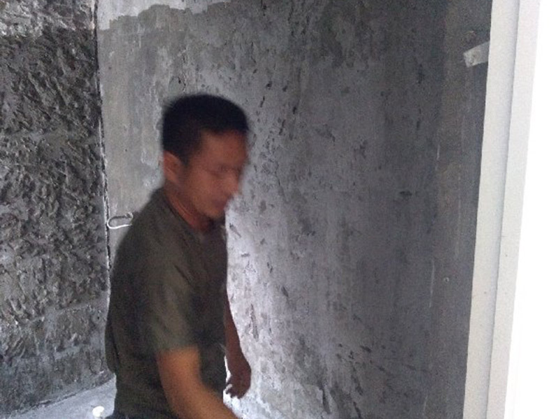 衛(wèi)生間裝修改造：由于衛(wèi)生間的用水量大，因此施工的第一步，我們需要對(duì)水電進(jìn)行布局和改造。衛(wèi)生間的水電改造包括浴霸采暖、水管的入墻處理等。我們?cè)谶M(jìn)行水電改造前，要先明確衛(wèi)生間里需要安裝的衛(wèi)浴設(shè)備及其安裝的位置，然后預(yù)留好相關(guān)的插座，以防后期需要添加電器，方便使用。水電改造必須按照嚴(yán)格的施工標(biāo)準(zhǔn)來(lái)操作，以免影響到衛(wèi)生間的正常使用。其次，我們要做好衛(wèi)生間的防水工程，一般來(lái)說(shuō)，它的地面防水是需要做兩遍，其防水層要高出地面大概250mm左右。然后我們?cè)谧龊帽Ｗo(hù)層，處理好地面防水之后，衛(wèi)生間的墻面也需要做好相應(yīng)的防水工程。需要注意的是衛(wèi)生間的墻面防水層最好做到頂，防水工程做好之后，一定不要忘了做24小時(shí)閉水試驗(yàn)。