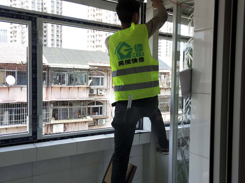陽臺窗戶安裝：1、測尺寸，在使用鋁合bai金窗時，封陽臺前應準確du地測量陽臺封閉面的尺zhi寸，在施工現(xiàn)場外按尺寸加工dao制作窗戶框、玻璃，運抵施工現(xiàn)場。在安裝前，應檢驗窗戶尺寸與封陽臺的洞口尺寸是否一致。 2、固定支架，用固定片固定，窗戶安裝前應先清理陽臺洞口的基層，要求將窗戶緊靠墻體的基層材料清除，并在固定點打孔，預設膨脹螺栓或塑料脹銷，以便固定窗體。安裝窗戶時，應首先將窗戶穩(wěn)坐在洞口處，固定其位置，用螺絲加塑料脹銷固定。 3、檢查是否安正，窗框與窗戶洞口連接好后，應該檢查窗戶是否安裝正了。若窗戶安裝不正，使用一段時間后可能會出現(xiàn)窗戶越來越歪的情況。如果是常規(guī)的矩形窗戶，可以直接量窗戶的對角線(左下角和右上角、左上角和右下角)，兩根線長度需一致;如果是圓弧型窗戶，需要使用水平尺，尺上的氣泡在中間表明窗戶是正的;如果是傾斜的窗戶，則需要使用吊錘。 4、打發(fā)泡膠，窗戶調(diào)整完后，就需要打發(fā)泡膠，填充窗框與墻之間的縫隙。待發(fā)泡膠固化后(一般需要2-3小時，冬天需要的時間更長)，將多余的發(fā)泡膠切割掉。