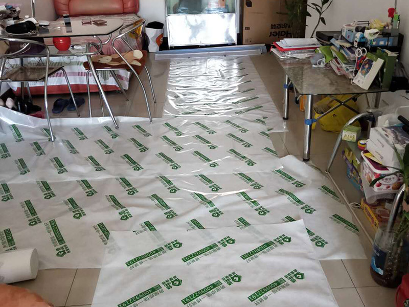 陽臺窗戶安裝：1、測尺寸，在使用鋁合bai金窗時，封陽臺前應準確du地測量陽臺封閉面的尺zhi寸，在施工現(xiàn)場外按尺寸加工dao制作窗戶框、玻璃，運抵施工現(xiàn)場。在安裝前，應檢驗窗戶尺寸與封陽臺的洞口尺寸是否一致。 2、固定支架，用固定片固定，窗戶安裝前應先清理陽臺洞口的基層，要求將窗戶緊靠墻體的基層材料清除，并在固定點打孔，預設膨脹螺栓或塑料脹銷，以便固定窗體。安裝窗戶時，應首先將窗戶穩(wěn)坐在洞口處，固定其位置，用螺絲加塑料脹銷固定。 3、檢查是否安正，窗框與窗戶洞口連接好后，應該檢查窗戶是否安裝正了。若窗戶安裝不正，使用一段時間后可能會出現(xiàn)窗戶越來越歪的情況。如果是常規(guī)的矩形窗戶，可以直接量窗戶的對角線(左下角和右上角、左上角和右下角)，兩根線長度需一致;如果是圓弧型窗戶，需要使用水平尺，尺上的氣泡在中間表明窗戶是正的;如果是傾斜的窗戶，則需要使用吊錘。 4、打發(fā)泡膠，窗戶調(diào)整完后，就需要打發(fā)泡膠，填充窗框與墻之間的縫隙。待發(fā)泡膠固化后(一般需要2-3小時，冬天需要的時間更長)，將多余的發(fā)泡膠切割掉。