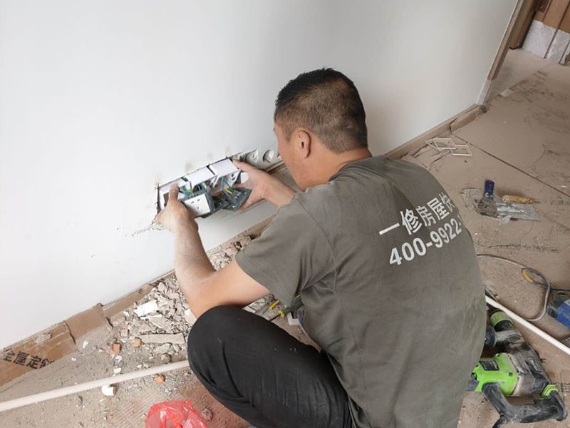 插座面板安裝:1.首先插座的導(dǎo)線安裝上需要注意，電源導(dǎo)線需要使用銅線橫截面，布線時一定要遵循“火線進(jìn)開關(guān)，零線進(jìn)燈頭”的原則，還要在插座上設(shè)漏電保護(hù)裝置。 2.先確定好各個插座需要安裝的位置，在日后電器使用來決定。一般明裝距離地面最好不低于1.8米，暗裝距離地面不低于 0.3米，廚房和衛(wèi)生間的插座應(yīng)在1.5米以上，空調(diào)插座至少要在2米以上。 3.臥室床頭多做二插，廚衛(wèi)多做三插。 4.要是日后是用來使用空調(diào)、冰箱、抽油煙機(jī)等大功率電器，那么就需要使用獨(dú)立插座，超負(fù)荷運(yùn)行，易引起火災(zāi)。三孔插座的地線一定要接，不可以讓之形同虛設(shè)，不然一旦漏電，會導(dǎo)致觸電。多設(shè)幾個回路，防止一個短路全房間用電癱瘓。 5.需要暗裝用插座外盒框畫出框架，然后按照畫出的框架線挖坑，深度與插座厚度相當(dāng)。