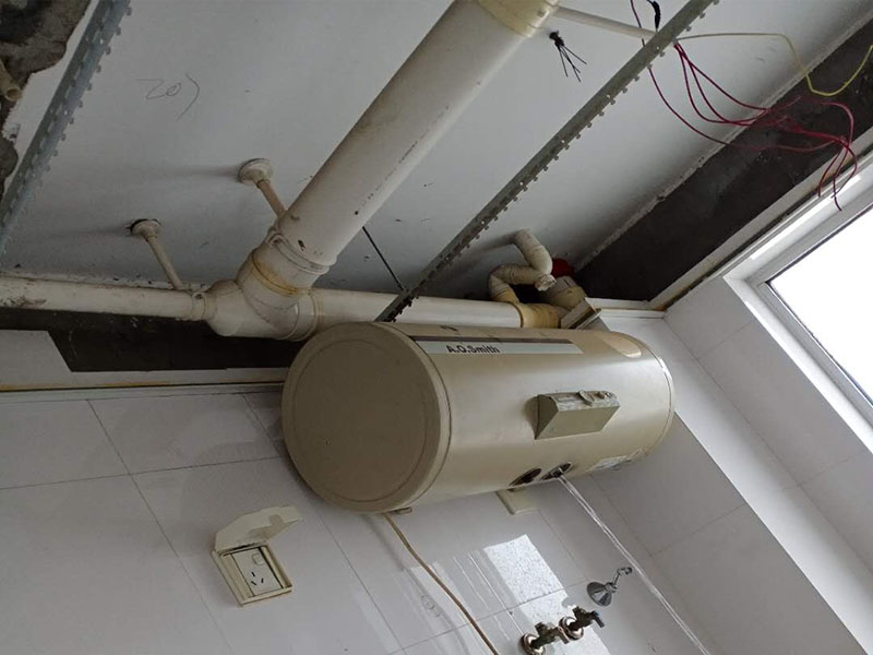 衛(wèi)生間吊頂安裝：明確電器及龍骨的具體位置。確du定吊頂安裝高度，浴霸zhi一般在2.1m-2.3m間可以發(fā)揮最大效果。高度明確后，做水平安裝角線。用螺絲或膠水(以防瓷磚被破壞)固定角線，轉(zhuǎn)彎處其對角應(yīng)拼貼整齊，不留明顯縫隙。龍骨位置確定后，用沖擊鉆打孔。按具體長度切割、組裝吊桿螺絲。吊桿螺絲緊固于鉆孔中。將主龍骨安裝于吊桿螺絲下的固定環(huán)，三角龍骨固定于主龍骨上。裝好后適當(dāng)調(diào)節(jié)，逐漸緊固連接處螺絲，以確保平直。方形鋁扣板吊頂有兩種安裝方法：邊沿裝、中間裝，依具體情況而定。裝第一塊板十分重要，它決定了其他板的位置和水平。