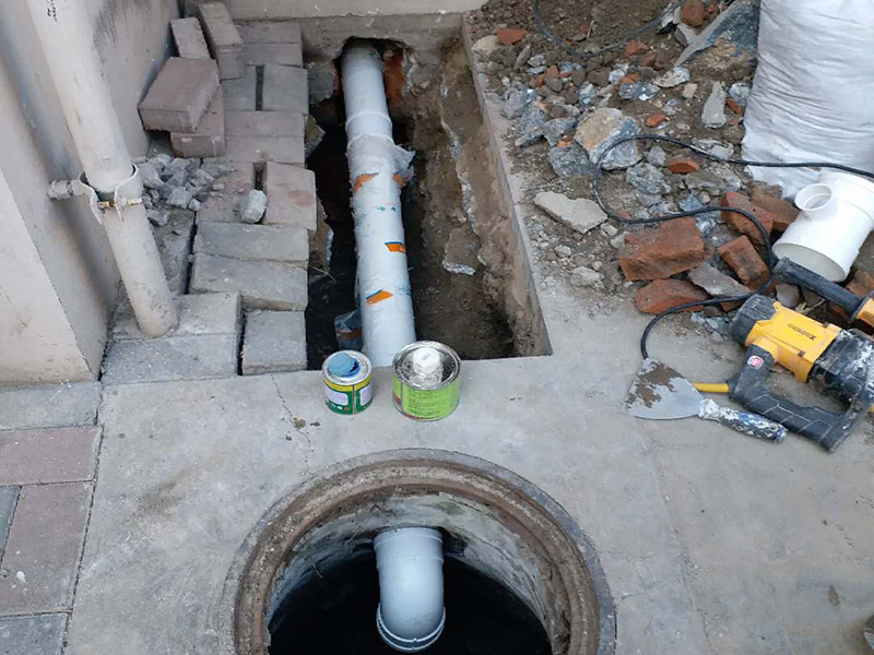 管道更換維修：1.水管安裝后一定要進行增壓測試：增壓測試一般是在1.5倍水壓的情況下進行,在測試中應沒有漏水現(xiàn)象。 2.在沒有加壓條件下的簡單測試方法，但不完全可行。 3.水管走向：建議水管走頂最安全。主要是水路改造大部分走暗管，而水。