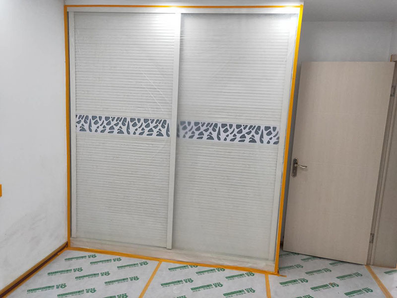 家具地面成品保護(hù)：1、墻地面瓷磚，在鋪貼未干固的情況下，不要急于勾縫，以免人為的造成瓷磚松動(dòng)、高低不平，影響施工效果。 2、地面瓷磚干固前，不要在上面走動(dòng)、堆放雜物，以免造成瓷磚松動(dòng)、高低不平。 3、地面瓷磚鋪貼完后，使用成品保護(hù)膜覆蓋磚面。 既可以防止裝修時(shí)的沙子磨傷地面，同時(shí)也能有效的防止油漆涂料等有色液體滴落磚面，造成地面污染。