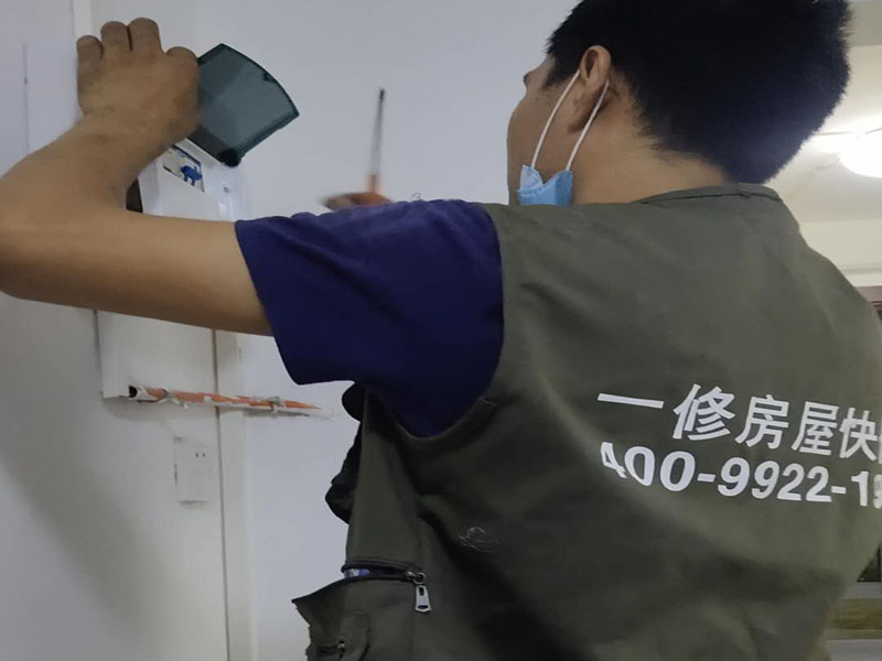 插座開關(guān)明裝布線:首先我們要認(rèn)識插座的明裝和暗裝，明裝的是安裝底盒在墻體表面暴露出來的，暗裝的是把安裝底盒裝在墻體內(nèi)，表面看不露出部分。根椐底合上的四個固定孔位，在需要安裝的墻面上做好標(biāo)記，選擇螺絲相同大小的沖擊鉆頭用沖擊鉆在墻上打孔。在孔里打入膨脹螺絲。確定能夠把自攻螺絲牢固的抓住。 用四個自攻螺絲把底盒固定到墻上。