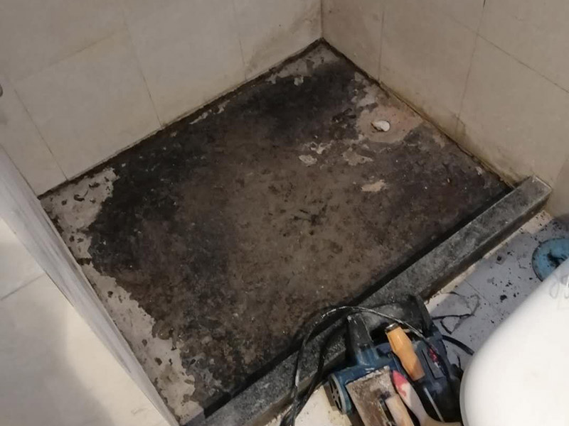 浴室地面拆除重裝：首先要進行地面處理，確保地面干凈，沒有任何雜物污染，基層表面堅實，無脫皮等現象，還要進行地面找平，保證地面平整，沒有較大的缺陷和補痕。 在刷涂料前，要保證衛(wèi)生間的干凈，干燥。防水涂料要刷全面，與基層結合牢固，不會出現氣泡，脫落等問題。我們涂刷時，要由下至上，先墻后地涂刷。一般來說，衛(wèi)生間的防水要做到180厘米，非淋浴墻面防水不能低于35厘米。小編建議防水統(tǒng)一做到180厘米。刷涂料不僅要注意高度，還有注意涂刷的厚度，國家規(guī)定防水涂料要涂到1.5毫米厚。防水涂料是要刷兩遍，第二遍涂料是要等第一遍涂料干透之后才能開始刷。 還要在防水層上再鋪一層保護層，保護層要完全覆蓋防水層，與之結合牢固，不能存在裂紋、氣泡、脫落等問題。 在做閉水試驗前，要把衛(wèi)生間所有的下水都堵住，并且在衛(wèi)生間門口做一個簡易25厘米高的門檻，把衛(wèi)生間封好，再往衛(wèi)生間灌入20厘米高的水。24小時之后，衛(wèi)生間的水沒有滲漏，才能算衛(wèi)生間防水工程合格。