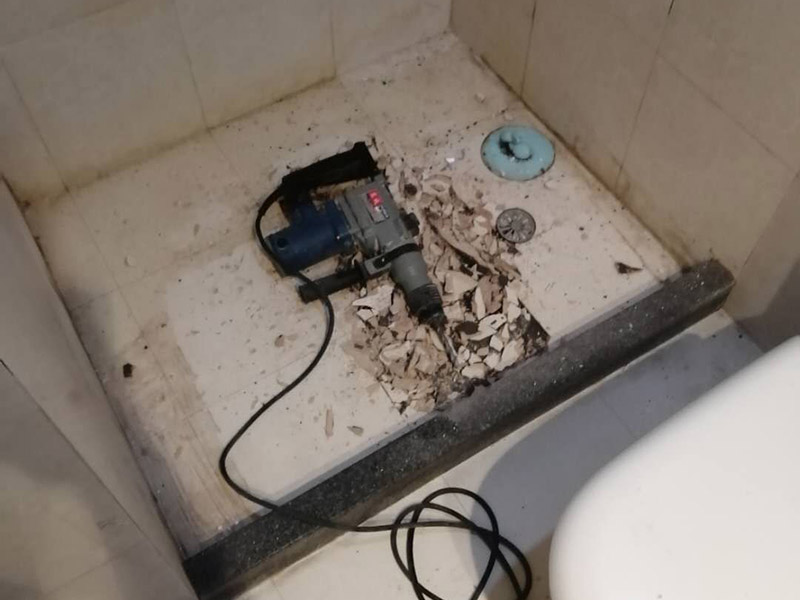 浴室地面拆除重裝：首先要進行地面處理，確保地面干凈，沒有任何雜物污染，基層表面堅實，無脫皮等現象，還要進行地面找平，保證地面平整，沒有較大的缺陷和補痕。 在刷涂料前，要保證衛(wèi)生間的干凈，干燥。防水涂料要刷全面，與基層結合牢固，不會出現氣泡，脫落等問題。我們涂刷時，要由下至上，先墻后地涂刷。一般來說，衛(wèi)生間的防水要做到180厘米，非淋浴墻面防水不能低于35厘米。小編建議防水統(tǒng)一做到180厘米。刷涂料不僅要注意高度，還有注意涂刷的厚度，國家規(guī)定防水涂料要涂到1.5毫米厚。防水涂料是要刷兩遍，第二遍涂料是要等第一遍涂料干透之后才能開始刷。 還要在防水層上再鋪一層保護層，保護層要完全覆蓋防水層，與之結合牢固，不能存在裂紋、氣泡、脫落等問題。 在做閉水試驗前，要把衛(wèi)生間所有的下水都堵住，并且在衛(wèi)生間門口做一個簡易25厘米高的門檻，把衛(wèi)生間封好，再往衛(wèi)生間灌入20厘米高的水。24小時之后，衛(wèi)生間的水沒有滲漏，才能算衛(wèi)生間防水工程合格。