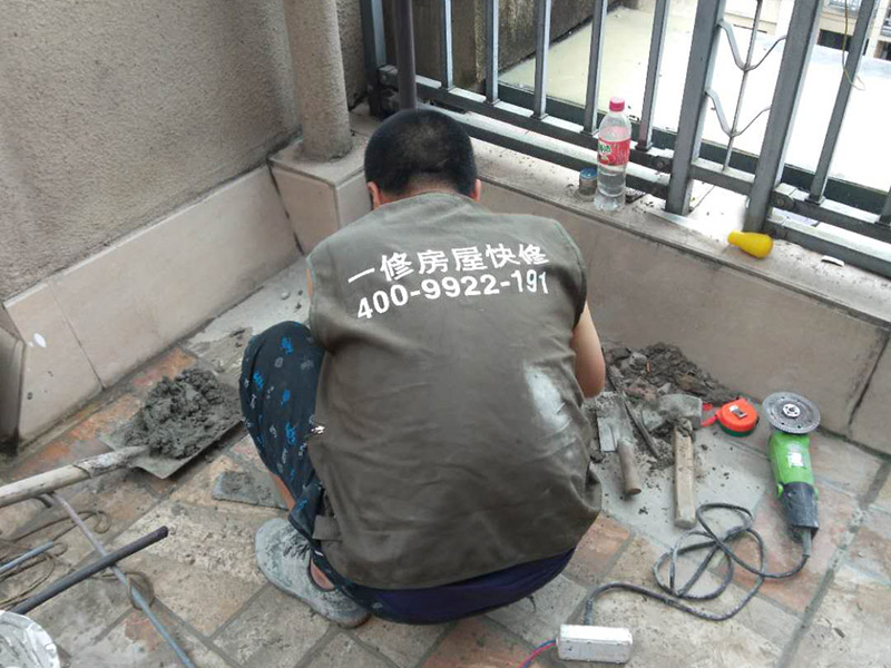 露臺(tái)瓷磚鋪貼:地面磚鋪貼前應(yīng)浸水潤(rùn)濕。鋪貼前應(yīng)進(jìn)行對(duì)色、拼花、應(yīng)根據(jù)設(shè)計(jì)要求確定結(jié)合層砂漿厚度,拉十字線控制其厚度和石材、地磚平整度。結(jié)合層砂漿宜采用體積干硬性水泥砂漿,厚度宜高出實(shí)鋪厚度2—3毫米。鋪貼前應(yīng)在水泥砂漿上刷一道素水泥漿。石材、地面磚鋪貼時(shí)保持水平就位,用橡皮錘輕擊使其與砂漿粘結(jié)緊密,同時(shí)調(diào)整其表面平整度及縫寬。鋪貼后應(yīng)及時(shí)清理表面,24小時(shí)后勾縫。