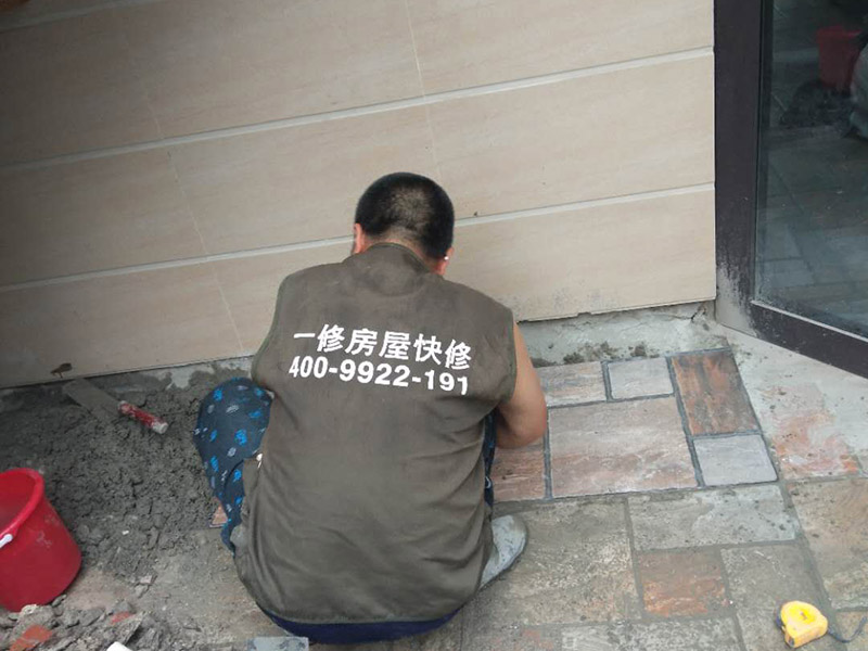 露臺(tái)瓷磚鋪貼:地面磚鋪貼前應(yīng)浸水潤(rùn)濕。鋪貼前應(yīng)進(jìn)行對(duì)色、拼花、應(yīng)根據(jù)設(shè)計(jì)要求確定結(jié)合層砂漿厚度,拉十字線控制其厚度和石材、地磚平整度。結(jié)合層砂漿宜采用體積干硬性水泥砂漿,厚度宜高出實(shí)鋪厚度2—3毫米。鋪貼前應(yīng)在水泥砂漿上刷一道素水泥漿。石材、地面磚鋪貼時(shí)保持水平就位,用橡皮錘輕擊使其與砂漿粘結(jié)緊密,同時(shí)調(diào)整其表面平整度及縫寬。鋪貼后應(yīng)及時(shí)清理表面,24小時(shí)后勾縫。