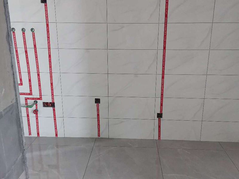 全屋電路走線：一、開槽不能太用力，工人需要按照電路圖的指示，在墻地面相應(yīng)的位置開槽，千萬不能進(jìn)行盲目施工或者隨意開槽埋管，以免破壞承重墻。另外，槽道的轉(zhuǎn)角處要做好圓角處理，以防轉(zhuǎn)角處尖銳的直角刮破穿線管。 二、電線一定要穿管 電線不能直接埋入墻內(nèi)，一定要穿過PVC管，否則就容易老化與損壞，而且后期維修起來也比較困難。也就是說，不把墻體重新鑿開，都無法對電線進(jìn)行更換。 三、一根管內(nèi)電線不能太多一根管道中的電線，不能超過管道橫截面積的40%。一般一根管道內(nèi)可以傳入三根電線，如果電線太多，不僅會(huì)影響管道的正常使用壽命，而且還會(huì)增加安全隱患。 四、強(qiáng)弱電線要分開 強(qiáng)電的管道不能與弱電的管道位于同一個(gè)凹槽內(nèi)。強(qiáng)電線更是不能與弱電線穿進(jìn)同一根管道內(nèi)，否則強(qiáng)電線通電時(shí)產(chǎn)生的電磁波會(huì)對弱電信號(hào)產(chǎn)生很大的影響。另外，如果強(qiáng)電線管道與弱電線管道相交了，那就需要用鋁箔紙包裹住兩者的相交部分。五、強(qiáng)弱電要分色區(qū)別在電路改造</a>時(shí)，火線、零線和接地線應(yīng)該用不同顏色的電線來表示。一般情況下，火線用紅色或黑色的線表示，零線用綠色或藍(lán)色的線表示，接地線用黃綠相間的雙色線表示。另外，強(qiáng)電和弱電的穿線管也要注意顏色區(qū)分，強(qiáng)電的穿線管通常使用紅色的管子，弱電的穿線管使用綠色或藍(lán)色的管子。 六、管道內(nèi)要無接頭，電線線路需要彎曲或分支時(shí)，一定要使用專門的彎頭和護(hù)套盒進(jìn)行連接。如果電線不夠長，要在護(hù)套盒內(nèi)連接，從而保證穿線管內(nèi)的電線沒有接頭。