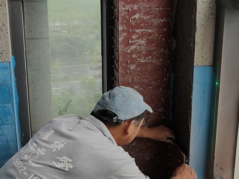 陽臺防水貼磚:在粘結劑量置晾時間內，將準備好的瓷磚鋪壓到位，垂直于梳理方向輕微搓動以排出磚下的空氣。鋪貼到位后用橡皮錘輕擊，用尺寸合適的十字定位架來調整表面平整度及接縫的平直。鋪設好的磚面應該及時清理干凈，特別是去除殘留其上的粘結劑。合格的粘結劑干硬后即使在陶瓷磚面上也不易被清除掉。清理好的瓷磚面應該立即擺放標識進行隔離，避免污染或擾動，直到下一個填縫工序。