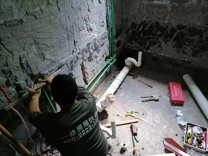 衛(wèi)生間下水管安裝：下排水: 下排水是排水口在地面上，下水管豎著穿過(guò)樓板，管道直接通向樓下，裝下排水我習(xí)慣把返水彎裝在最底下，這樣要是還有別的下水，可共用一個(gè)返水彎。 做下水一般用50的返水彎，要是還有別的下水，就加三通，要用上面途中那種斜三通，這樣水流得通暢。大多時(shí)廚房下水都比較復(fù)雜，有時(shí)自己都繞進(jìn)去了，水路之所以難做主要是因?yàn)榈胤教?，櫥柜里還裝著別的電器，如垃圾處理器、小廚寶、凈水器等，有的還要連接洗衣機(jī)等。