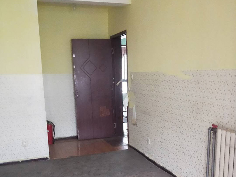 全屋墻面刷白維修：基層處理，若混凝土表面很光滑，應(yīng)對(duì)其表面進(jìn)行“毛化°處理，其方法有兩種：一種是將其光滑的表面用尖鉆剔毛，剔去光面，使其表面粗糙不平，用水濕潤(rùn)基層。 修補(bǔ)膩?zhàn)?，用水石膏將墻面等基層上磕碰的坑凹、縫隙等處分遍找平，干燥后用1號(hào)砂紙將凸出處磨平，并將浮塵等掃凈，一般刮三遍，干后用砂紙打磨平整。該步驟在上乳膠漆前進(jìn)行。通過(guò)填補(bǔ)或者整體處理的方式，清除基層表面高低不平的部分，保持墻面的平整光滑。 第一遍用膠皮刮板橫向滿刮，一刮板緊接著一刮板，接頭不得留槎，每刮一刮板最后收頭時(shí)，要注意收的要干凈利落。干燥后用1號(hào)砂紙磨，將浮膩?zhàn)蛹鞍咣E磨平磨光，再將墻面清掃干凈。 第二遍用膠皮刮板豎向滿刮，所用材料和方法同第一遍膩?zhàn)樱稍锖笥?號(hào)砂紙磨平并清掃干凈。 第三遍用膠皮刮板找補(bǔ)膩?zhàn)?，用鋼片刮板滿刮膩?zhàn)?，將墻面等基層刮平刮光，干燥后用?xì)砂紙磨平磨光，注意不要漏磨或?qū)⒛佔(zhàn)幽ゴ? width=