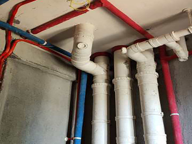 全屋水電開槽布線：水管管路開槽施工方法為先彈線，再開槽。管路開槽按要求必須是平行線與垂直線(如有水電施工圖的對照施工圖更好)。須平行走線的管路一律控制在60-90厘米高(從地面算起)，有水龍頭的管路必須垂直。深度控制在4厘米。線槽開好后施工負責人記好開槽管路尺寸、位置。方便以后潔具安裝時知道管路的位置。水路管道安裝之后，用水泥沙子混合封好衛(wèi)生間所有線槽。等線槽和地面填渣干后，再次清洗地面與墻面，墻地面水份干了即可做防水，墻面防水最好作一米高。