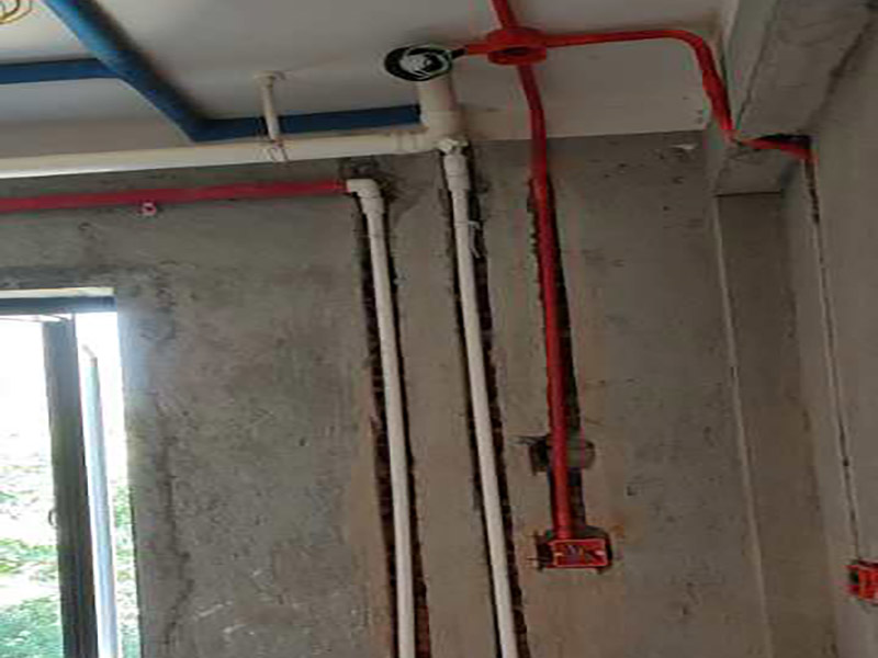 全屋水電開槽布線：水管管路開槽施工方法為先彈線，再開槽。管路開槽按要求必須是平行線與垂直線(如有水電施工圖的對照施工圖更好)。須平行走線的管路一律控制在60-90厘米高(從地面算起)，有水龍頭的管路必須垂直。深度控制在4厘米。線槽開好后施工負責人記好開槽管路尺寸、位置。方便以后潔具安裝時知道管路的位置。水路管道安裝之后，用水泥沙子混合封好衛(wèi)生間所有線槽。等線槽和地面填渣干后，再次清洗地面與墻面，墻地面水份干了即可做防水，墻面防水最好作一米高。