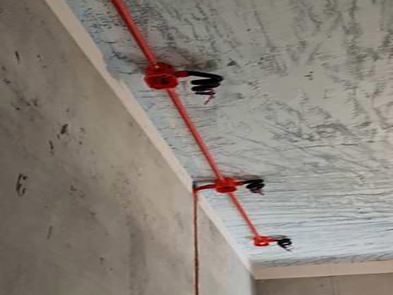 全屋水電開槽布線：水管管路開槽施工方法為先彈線，再開槽。管路開槽按要求必須是平行線與垂直線(如有水電施工圖的對照施工圖更好)。須平行走線的管路一律控制在60-90厘米高(從地面算起)，有水龍頭的管路必須垂直。深度控制在4厘米。線槽開好后施工負責人記好開槽管路尺寸、位置。方便以后潔具安裝時知道管路的位置。水路管道安裝之后，用水泥沙子混合封好衛(wèi)生間所有線槽。等線槽和地面填渣干后，再次清洗地面與墻面，墻地面水份干了即可做防水，墻面防水最好作一米高。