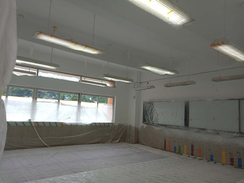 幼兒園翻新裝修:基層處理：將墻面起皮及松動處清除干凈，并用水泥砂漿補抹。有裂縫的地方一般用牛皮紙帶和白乳膠貼住裂縫。一般輕體墻和保溫墻等非承重墻需要貼布，盡量選擇質(zhì)地好一點的墻布和白乳膠或網(wǎng)格布，網(wǎng)格布相對防裂效果會更好一點。 刷界面劑：界面劑能夠增強對基層的粘結(jié)力，避免了抹灰層空鼓、起殼的現(xiàn)象，從而代替人工鑿毛處理，省時省力。在刷界面劑時，一定都要刷到刷勻。 墻面找平：凹凸不平的墻面需要找平，對于墻面不平的地方要用粉刷石膏找平，使得墻面的誤差不超過3毫米。陰陽角如果不直的話，也需要用粉刷石膏，并且用靠尺靠直。 打磨：打磨是漆工步驟中很關(guān)鍵的一步，打磨好了，最后上漆的效果才能好。盡量用較細的砂紙，如果砂紙?zhí)值脑挄粝潞苌畹纳昂邸?刷面漆：不要加過量的水，會影響漆膜厚度、手感和漆膜的硬度。盡量選擇好一點的工具。涂刷主要注意墻角、每滾中間接茬部分和收漆方向。面漆一般刷兩遍即可。