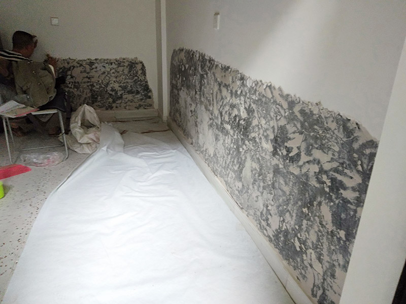 墻面局部鏟除防水：1、清理墻面：以鏟刀清除墻面已松動的膩?zhàn)訉?。用鏟刀無法清除的膩?zhàn)訉樱梢杂眯″N子輕輕敲擊，如果沒有空鼓的聲音，并且敲后仍不松動的地方可以保留原有的基層。 2、清洗墻面：用清潔水或洗滌靈將表面的浮塵、油污進(jìn)行徹底清洗干凈，然后用高壓水槍進(jìn)行徹底沖洗，清除已粉化的涂層。 3、修補(bǔ)墻面： （1）基層起皮的處理方法：鋼絲刷刷掉起皮的涂料面層，刷界面劑，重新進(jìn)行涂料施工。 （2）基層裂縫的處理方法：開V型槽，掛抗堿玻纖網(wǎng)格布，水泥砂漿抹面，批刮柔性膩?zhàn)?，進(jìn)行涂料施工。 （3）基層空鼓的處理方法：云石機(jī)切出空鼓的墻面，薄而多遍的水泥砂漿抹面，達(dá)到原有墻面的高度，刷界面劑，然后進(jìn)行涂料施工。