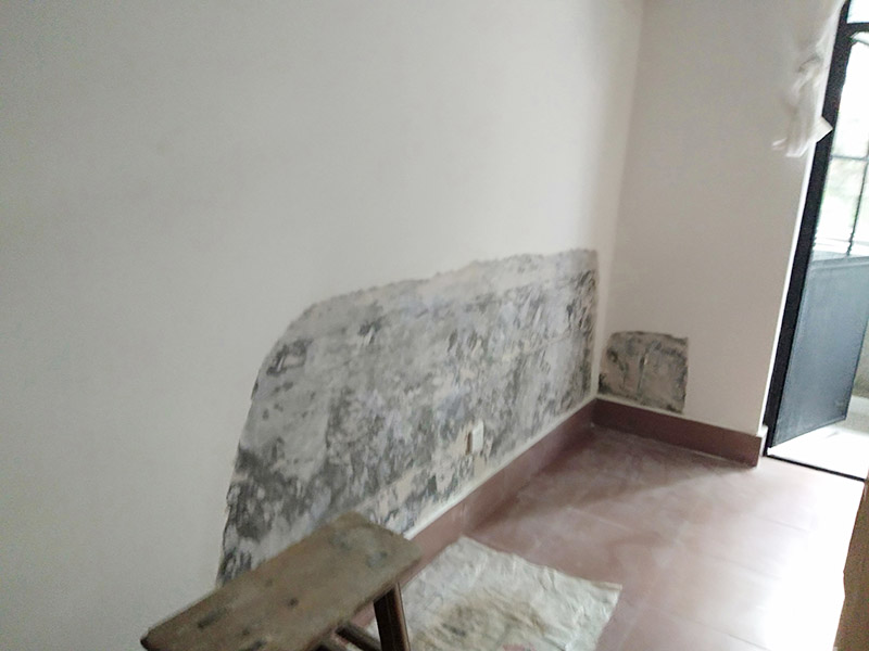 墻面局部鏟除防水：1、清理墻面：以鏟刀清除墻面已松動的膩?zhàn)訉?。用鏟刀無法清除的膩?zhàn)訉樱梢杂眯″N子輕輕敲擊，如果沒有空鼓的聲音，并且敲后仍不松動的地方可以保留原有的基層。 2、清洗墻面：用清潔水或洗滌靈將表面的浮塵、油污進(jìn)行徹底清洗干凈，然后用高壓水槍進(jìn)行徹底沖洗，清除已粉化的涂層。 3、修補(bǔ)墻面： （1）基層起皮的處理方法：鋼絲刷刷掉起皮的涂料面層，刷界面劑，重新進(jìn)行涂料施工。 （2）基層裂縫的處理方法：開V型槽，掛抗堿玻纖網(wǎng)格布，水泥砂漿抹面，批刮柔性膩?zhàn)樱M(jìn)行涂料施工。 （3）基層空鼓的處理方法：云石機(jī)切出空鼓的墻面，薄而多遍的水泥砂漿抹面，達(dá)到原有墻面的高度，刷界面劑，然后進(jìn)行涂料施工。
