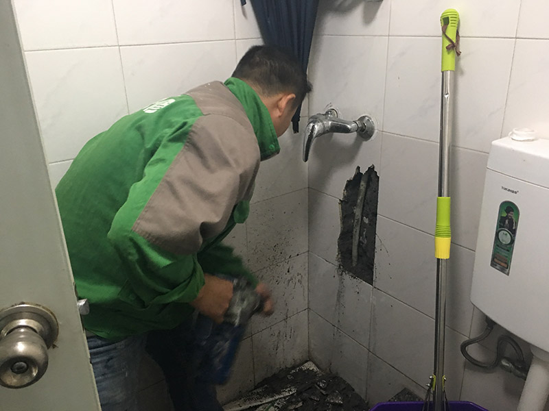 浴室水管漏水維修:除了地板或者天花板以外，可能有時候也會在墻上發(fā)現(xiàn)一塊塊的水漬。墻面滲水的原因可能是淋浴區(qū)墻面的防水層沒有做好，因此水會蔓延到其他的墻面去。另一個可能的原因就是在粉刷墻壁的時候，施作人員沒有等油漆干涂就馬上上第二或者第三層，這樣子會造成水氣悶在墻壁里，產(chǎn)生滲水的問題。 首先我們必須先找出滲漏的源頭，然后再重新施作防水層。另外如果你需要把舊的油漆層換掉、再重新涂上防水漆的時候，要記得要等第一層完全干透后再繼續(xù)后續(xù)的粉刷程序。