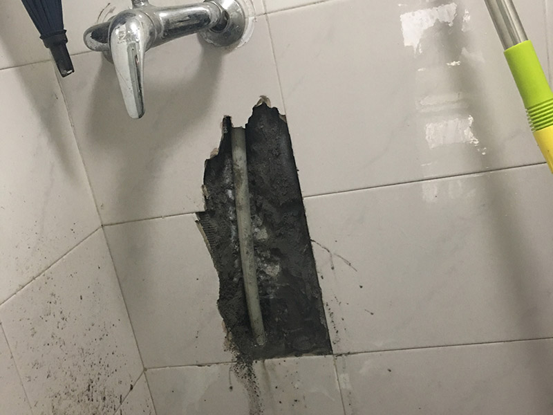 浴室水管漏水維修:除了地板或者天花板以外，可能有時候也會在墻上發(fā)現(xiàn)一塊塊的水漬。墻面滲水的原因可能是淋浴區(qū)墻面的防水層沒有做好，因此水會蔓延到其他的墻面去。另一個可能的原因就是在粉刷墻壁的時候，施作人員沒有等油漆干涂就馬上上第二或者第三層，這樣子會造成水氣悶在墻壁里，產(chǎn)生滲水的問題。 首先我們必須先找出滲漏的源頭，然后再重新施作防水層。另外如果你需要把舊的油漆層換掉、再重新涂上防水漆的時候，要記得要等第一層完全干透后再繼續(xù)后續(xù)的粉刷程序。