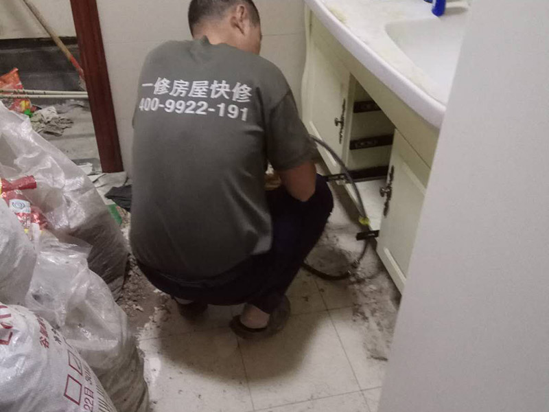 水管打壓維修：水管打壓顯示不漏但是墻面有漏水，水管接頭處如果有滲水，哪怕是一點(diǎn)點(diǎn)地滴，水壓試驗(yàn)也很容易試出來，如果水壓試驗(yàn)沒問題，可以排除水管滲水?？纯囱貕堑孛嬗袥]有濕痕，如果有，看看是在哪邊多點(diǎn)（廚房邊還是餐廳邊），如果是在廚房邊，不排除廚房地面貼面磚時(shí)，砂漿中吸貯了水，這種情況，如果廚房沒有新的滲水源，過段時(shí)間就沒事了。萬一有漏水滲漏將會(huì)給你家和樓下的造成巨大損失，給水管安裝完畢一定要做打壓試驗(yàn)，試驗(yàn)壓力不能小于6公斤，這樣那些容易漏水的地方或者施工有瑕疵的地方就會(huì)暴露出來。 最后再來介紹水管打壓沒關(guān)水閥，打到了2.0會(huì)不會(huì)傷水管，沒關(guān)總水閥、應(yīng)該是正常供水的，自來水管道內(nèi)的壓力值應(yīng)為2－2.5公斤，屬于正常壓力值，有很多人就是把試壓器拿到地方一試沒有5分鐘就卸下來說好了，那才真是騙人的。
