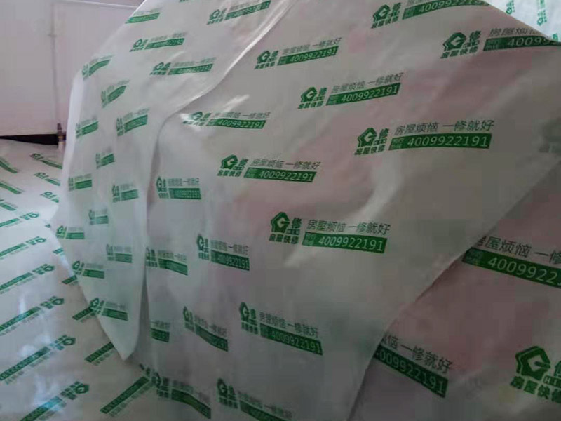 墻面修補保護:遇到墻面長了霉斑的情況，可以用超市買的洗衣服用的漂白水，濕布占著擦即可。不僅能有效清除表面霉斑，還有消毒的作用，但只適用于白墻，有顏色或者有藝術(shù)效果的漆面應(yīng)避免使用。 除了漂白水以外，還可以使用專業(yè)的墻體霉菌清除劑，一般在超市能夠買到。將清潔劑搖勻后用普通氣壓噴壺按照說明書的要求兌水，對著發(fā)霉的墻面噴涂，大概30分鐘后，霉菌會自然分解。 對于墻面開裂，我們可以用鏟刀把裂縫兩邊約10厘米左右的漆膜鏟掉，使其露出底材，查明開裂的原因。如果是基材有裂縫，則可以用嵌縫石膏補住裂縫，等到石膏變硬之后，再補刮膩子，重新涂刷乳膠漆。
