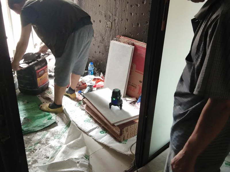 廚房改造維修：拆除。不管是新房舊房，可能都會(huì)面臨拆除的問題。如果是舊房改造，就需要首先拆除墻面和地面原有的瓷磚，拆除吊頂，拆除原有的廚具、燈具等;如果是新房想改變?cè)瓉韽N房的格局，也會(huì)首先面臨拆墻的任務(wù)。 二、水路、電路改造。大多數(shù)人都愿意將水路、電路做成暗管，因?yàn)楸容^美觀。水電路隱患工程，所以一定做到安全。三、墻面地面、抹灰找平。地面、墻面拆除后，水泥找平墻地面不平整的位置，這將有利于下一步做防水。四、做防水。水泥干透后，在墻面和地面刷涂防水涂料2到3遍，做24小時(shí)試水試驗(yàn)。