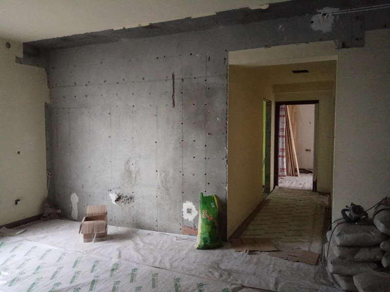 客廳墻面鏟除維修：在進行客廳老墻面的翻新處理的時候要注意將老墻面的原有裝修和裝飾都一并的清除。如果老墻面是裝修了一兩年的，則可以只使用鋼刷和砂紙打磨墻面，讓墻面變得干凈平整之后開始新的乳膠漆粉刷工作，如果是裝修時間很長磨損很嚴重的老墻面，則需要用鏟子將墻面的原有裝修都鏟除，之后再刷上膩子開始新的粉刷工作。老墻面的水泥層都有可能存在損壞嚴重的情況，可以將損壞的墻面部分全部鏟除，之后再使用水泥進行涂抹。這樣干凈齊整的墻面更有利于墻面的粉刷效果。在進行乳膠漆的涂刷之前先要計算好所有墻面需要的乳膠漆量，一次配好，避免二次配方產(chǎn)生色差的問題，從而導致墻面顏色不一致影響效果。在進行涂刷的時候也要從上到下順著一個方向進行涂刷。