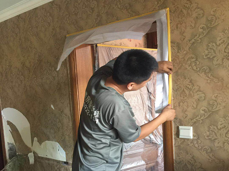 家具樓梯地面保護方案:入戶門的保護 入戶門是各種裝修物料進場以及各種建筑裝修垃圾清理的必經(jīng)之路，這些物品在搬運的過程中，與入戶門發(fā)生磕碰、摩擦的機率大大增加，所以，第一個需要做好成品保護的地方就是入戶門。建議：在裝修開工前直到家具進場期間，都需要對入戶門進行保護！對于這一點，可以使用成品保護膜將門包裹。  二、水電改造時的保護 水電改造屬于隱蔽工程之一，是基礎(chǔ)裝修，其施工的質(zhì)量好壞，對于后期的施工和使用起著非常重要的作用。當水電改造完成后，對各種管線進行規(guī)范的固定，防止脫落，對裸露的線頭進行包裹，防止發(fā)生觸電的危險，地面裸露的線管，做好固定和保護，防止被踩壞，在搬運各種物料的時候不要破壞地面所布的管線。 建議水電改造的成品保護別忽視! 1、電路改造的時候，能開槽的地方盡量開槽。 2、不能開槽的地方一定要做好固定和保護。 3、下水管要封好。 4、對裸露的線頭盡量進行包裹。
