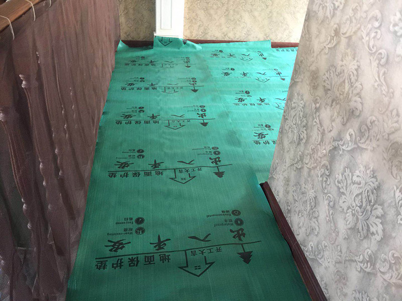 家具樓梯地面保護方案:入戶門的保護 入戶門是各種裝修物料進場以及各種建筑裝修垃圾清理的必經(jīng)之路，這些物品在搬運的過程中，與入戶門發(fā)生磕碰、摩擦的機率大大增加，所以，第一個需要做好成品保護的地方就是入戶門。建議：在裝修開工前直到家具進場期間，都需要對入戶門進行保護！對于這一點，可以使用成品保護膜將門包裹。  二、水電改造時的保護 水電改造屬于隱蔽工程之一，是基礎(chǔ)裝修，其施工的質(zhì)量好壞，對于后期的施工和使用起著非常重要的作用。當水電改造完成后，對各種管線進行規(guī)范的固定，防止脫落，對裸露的線頭進行包裹，防止發(fā)生觸電的危險，地面裸露的線管，做好固定和保護，防止被踩壞，在搬運各種物料的時候不要破壞地面所布的管線。 建議水電改造的成品保護別忽視! 1、電路改造的時候，能開槽的地方盡量開槽。 2、不能開槽的地方一定要做好固定和保護。 3、下水管要封好。 4、對裸露的線頭盡量進行包裹。