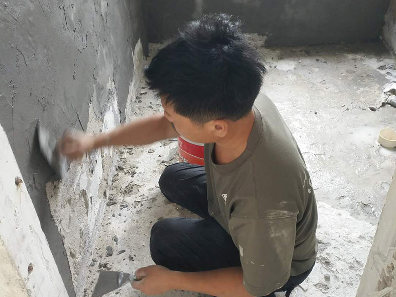 衛(wèi)生間瓷磚拆除重鋪：首先，拆除瓷磚時(shí)要用電，而電是從客廳臨時(shí)拉的，為了避免在施工過(guò)程中發(fā)生觸電的現(xiàn)象，將電拉進(jìn)衛(wèi)生間內(nèi)。其次，舊房改造拆除瓷磚時(shí)可以用沖擊電鉆，這種工具方便快捷，可自由更換。但在使用前應(yīng)檢查其是否靈活，可以通過(guò)空轉(zhuǎn)一分鐘的方法進(jìn)行檢驗(yàn)。用完之后及時(shí)進(jìn)行清理。 如果是地面的中間某一塊瓷磚想換掉就用錘子從正面敲碎地磚，然后將碎渣清理出來(lái)。拆磚應(yīng)從下至上進(jìn)行，在施工過(guò)程中對(duì)地面及時(shí)進(jìn)行處理，以免因垃圾過(guò)多從而影響后面的工作。同時(shí)要處理好房?jī)?nèi)的防水層。拆除插座與水龍頭附近的瓷磚時(shí)應(yīng)小心，以免損壞水電設(shè)備。