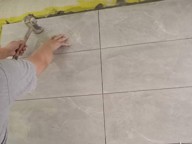 衛(wèi)生間瓷磚拆除重鋪：首先，拆除瓷磚時(shí)要用電，而電是從客廳臨時(shí)拉的，為了避免在施工過(guò)程中發(fā)生觸電的現(xiàn)象，將電拉進(jìn)衛(wèi)生間內(nèi)。其次，舊房改造拆除瓷磚時(shí)可以用沖擊電鉆，這種工具方便快捷，可自由更換。但在使用前應(yīng)檢查其是否靈活，可以通過(guò)空轉(zhuǎn)一分鐘的方法進(jìn)行檢驗(yàn)。用完之后及時(shí)進(jìn)行清理。 如果是地面的中間某一塊瓷磚想換掉就用錘子從正面敲碎地磚，然后將碎渣清理出來(lái)。拆磚應(yīng)從下至上進(jìn)行，在施工過(guò)程中對(duì)地面及時(shí)進(jìn)行處理，以免因垃圾過(guò)多從而影響后面的工作。同時(shí)要處理好房?jī)?nèi)的防水層。拆除插座與水龍頭附近的瓷磚時(shí)應(yīng)小心，以免損壞水電設(shè)備。