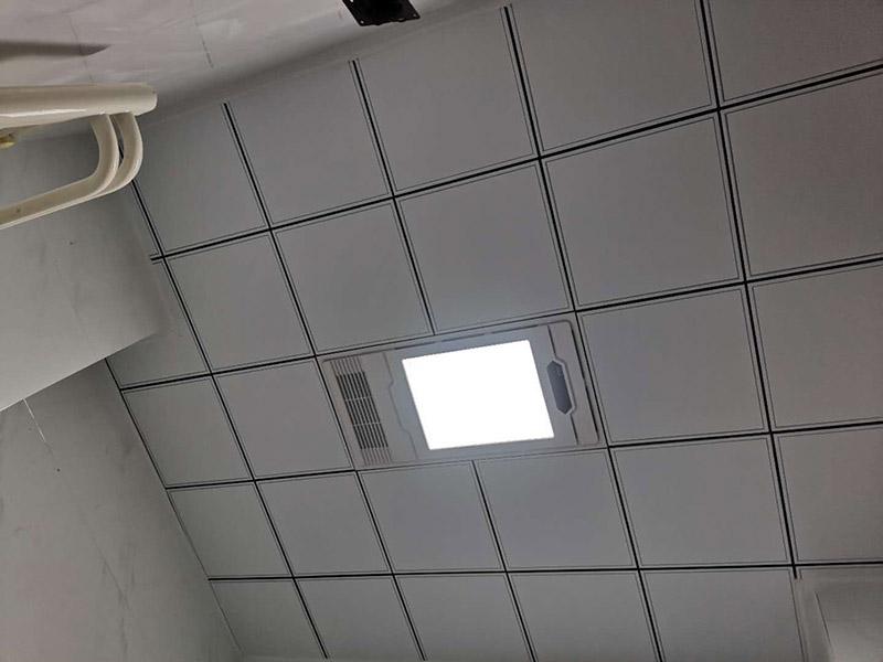 廚房衛(wèi)生間翻新裝修：首先要清除舊瓷磚表面的粉塵和污垢，然后用瓷磚粘結(jié)劑在舊瓷磚上做基層批抹，批抹完畢后就可以直接貼新瓷磚。在新瓷磚背面也要薄抹粘結(jié)劑，厚度以覆蓋瓷磚背紋為準(zhǔn)，讓新瓷磚粘得更牢固。鋪貼新瓷磚時(shí)，用橡膠錘輕敲新瓷磚邊鋪貼邊進(jìn)行調(diào)整，需要注意預(yù)留膨脹縫，24小時(shí)后，等瓷磚粘結(jié)劑干透，用勾縫劑勾縫即可。