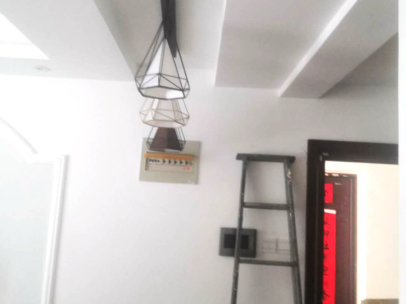浴室柜及燈具安裝：安裝前，檢查零配件是否齊全。安裝三角閥，確保冷熱進(jìn)水管保持齊平。測(cè)量距離，安裝下水管。涂抹膠水要均勻，確保管與管間連接緊密。安裝柜角，看所有角是否在同一水平。裝好后可做適當(dāng)?shù)恼{(diào)整。將浴室柜靠墻放好?？催M(jìn)出水管位置是否得當(dāng)，不合適時(shí)需做一定改動(dòng)。安裝臺(tái)盆的龍頭。龍頭最好與浴室柜配套購(gòu)買，這樣出水角度較為適合。用螺母固定臺(tái)盆龍頭。固定時(shí)一只手要扶好龍頭，以免裝好后位置偏離。將裝好龍頭的臺(tái)盆放在浴室柜上，調(diào)整位置到最佳為止。連接臺(tái)盆的進(jìn)出水管及下水，長(zhǎng)度適當(dāng)，位置合理。裝好柜體的把手，并進(jìn)行適